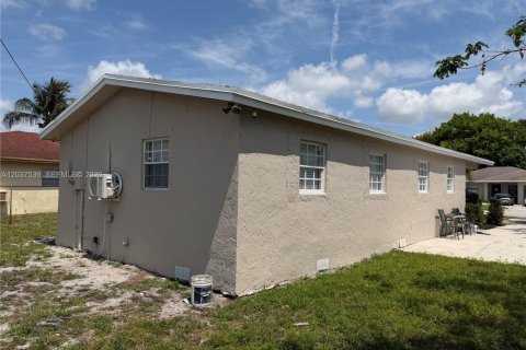House in Fort Lauderdale, Florida 5 bedrooms, 132.48 sq.m. № 2154362 - photo 26