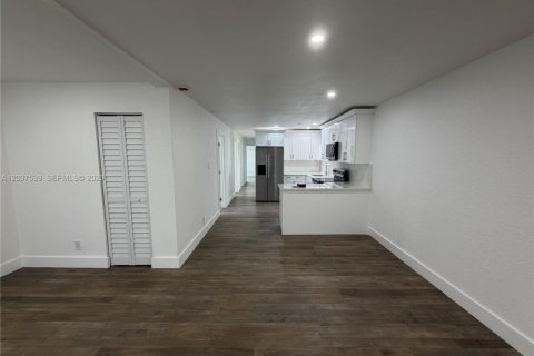 House in Fort Lauderdale, Florida 5 bedrooms, 132.48 sq.m. № 2154362 - photo 6