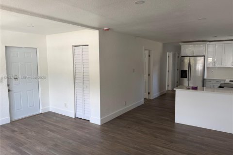 House in Fort Lauderdale, Florida 5 bedrooms, 132.48 sq.m. № 2154362 - photo 8