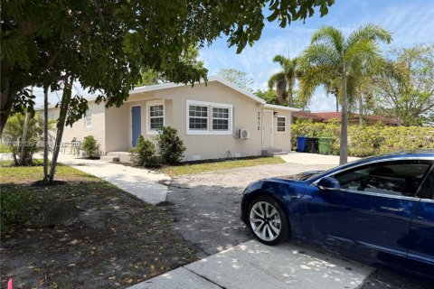 House in Fort Lauderdale, Florida 5 bedrooms, 132.48 sq.m. № 2154362 - photo 2