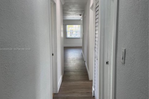 House in Fort Lauderdale, Florida 5 bedrooms, 132.48 sq.m. № 2154362 - photo 12