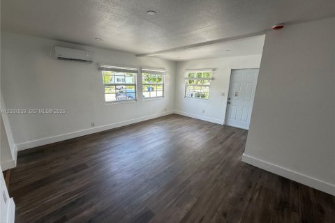 House in Fort Lauderdale, Florida 5 bedrooms, 132.48 sq.m. № 2154362 - photo 4