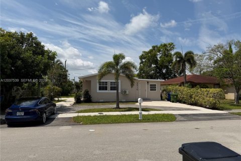House in Fort Lauderdale, Florida 5 bedrooms, 132.48 sq.m. № 2154362 - photo 13