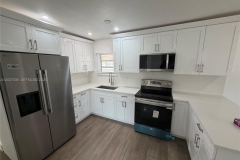 House in Fort Lauderdale, Florida 5 bedrooms, 132.48 sq.m. № 2154362 - photo 11