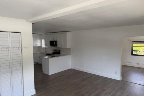 House in Fort Lauderdale, Florida 5 bedrooms, 132.48 sq.m. № 2154362 - photo 9