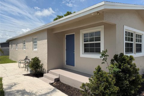 House in Fort Lauderdale, Florida 5 bedrooms, 132.48 sq.m. № 2154362 - photo 1