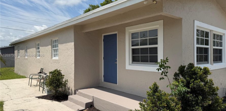 House in Fort Lauderdale, Florida 5 bedrooms, 132.48 sq.m. № 2154362