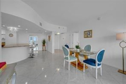 Condominio en alquiler en Fort Lauderdale, Florida, 2 dormitorios, 125.98 m2 № 2085398 - foto 3