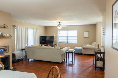 House in Winter Haven, Florida 2 bedrooms, 118.73 sq.m. № 2214344 - photo 17