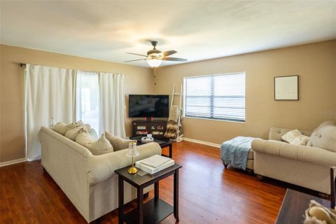 House in Winter Haven, Florida 2 bedrooms, 118.73 sq.m. № 2214344 - photo 6