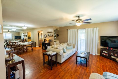 House in Winter Haven, Florida 2 bedrooms, 118.73 sq.m. № 2214344 - photo 5