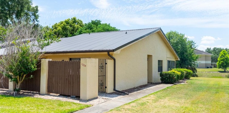 House in Winter Haven, Florida 2 bedrooms, 118.73 sq.m. № 2214344