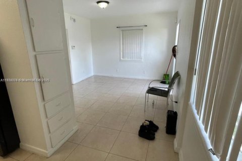 Villa ou maison à louer à Hollywood, Floride: 3 chambres, 181.35 m2 № 1966223 - photo 7