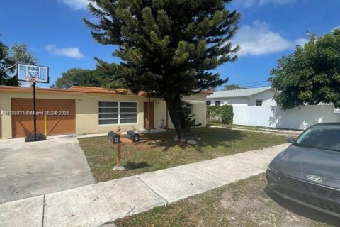 Villa ou maison à louer à Hollywood, Floride: 3 chambres, 181.35 m2 № 1966223 - photo 4