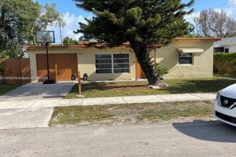 Villa ou maison à louer à Hollywood, Floride: 3 chambres, 181.35 m2 № 1966223 - photo 1