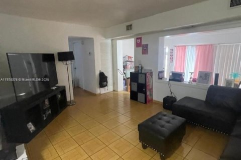 Villa ou maison à louer à Hollywood, Floride: 3 chambres, 181.35 m2 № 1966223 - photo 5