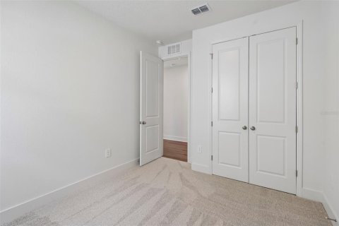 House in Apopka, Florida 4 bedrooms, 170.85 sq.m. № 2314600 - photo 13