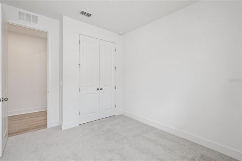 House in Apopka, Florida 4 bedrooms, 170.85 sq.m. № 2314600 - photo 17