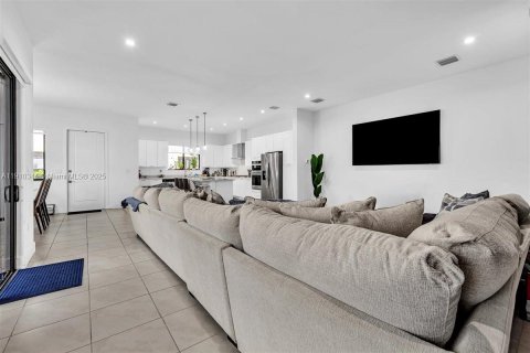 House in Doral, Florida 4 bedrooms, 265.98 sq.m. № 2013485 - photo 5