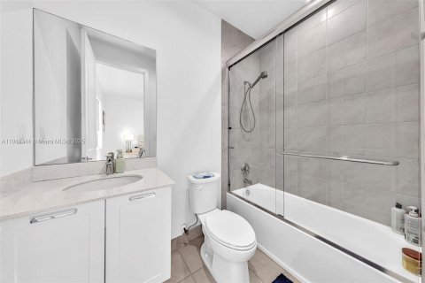 House in Doral, Florida 4 bedrooms, 265.98 sq.m. № 2013485 - photo 19