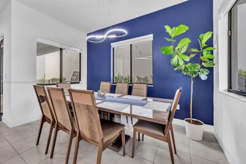 House in Doral, Florida 4 bedrooms, 265.98 sq.m. № 2013485 - photo 6