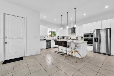 House in Doral, Florida 4 bedrooms, 265.98 sq.m. № 2013485 - photo 9