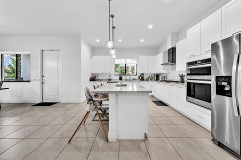 House in Doral, Florida 4 bedrooms, 265.98 sq.m. № 2013485 - photo 11