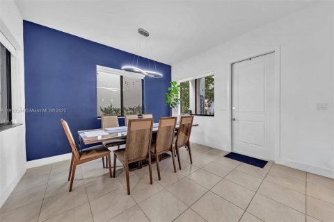 House in Doral, Florida 4 bedrooms, 265.98 sq.m. № 2013485 - photo 17