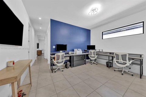 House in Doral, Florida 4 bedrooms, 265.98 sq.m. № 2013485 - photo 28