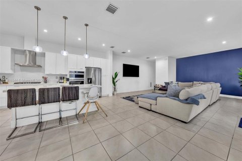 House in Doral, Florida 4 bedrooms, 265.98 sq.m. № 2013485 - photo 3