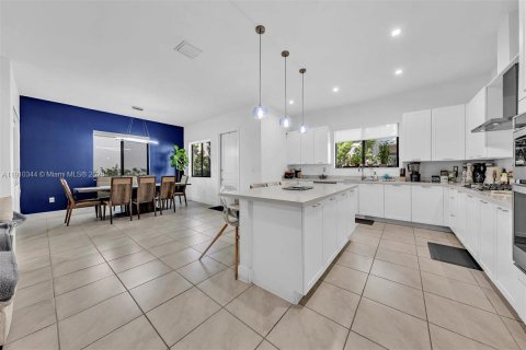 House in Doral, Florida 4 bedrooms, 265.98 sq.m. № 2013485 - photo 14