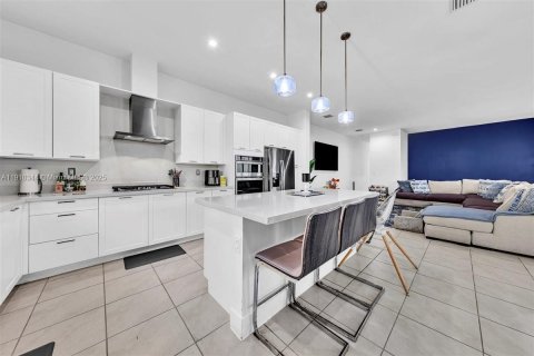 House in Doral, Florida 4 bedrooms, 265.98 sq.m. № 2013485 - photo 12