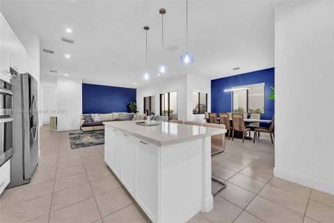 House in Doral, Florida 4 bedrooms, 265.98 sq.m. № 2013485 - photo 16