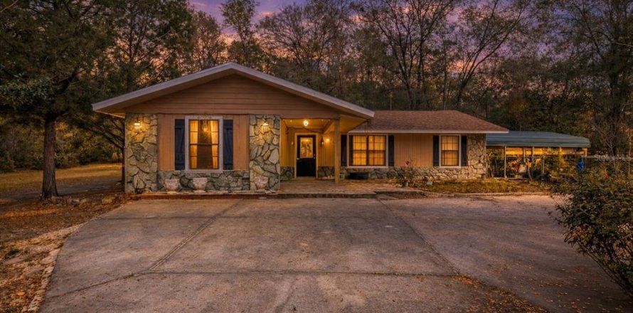 House in Ocala, Florida 3 bedrooms, 225.47 sq.m. № 2110875