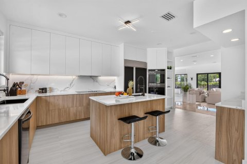 House in Boca Raton, Florida 4 bedrooms, 406.73 sq.m. № 2241233 - photo 8