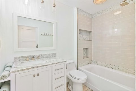 House in Sarasota, Florida 3 bedrooms, 205.69 sq.m. № 1551986 - photo 20