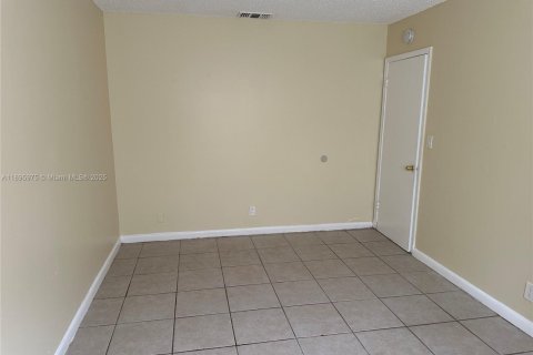 Снять в аренду виллу или дом в Лодерхилл, Флорида 2 спальни, 82.22м2, № 1950284 - фото 13