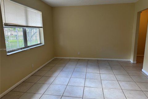 Снять в аренду виллу или дом в Лодерхилл, Флорида 2 спальни, 82.22м2, № 1950284 - фото 3