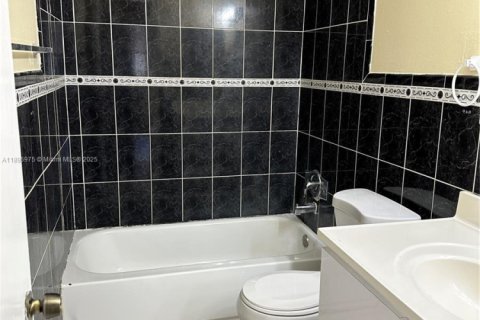 Снять в аренду виллу или дом в Лодерхилл, Флорида 2 спальни, 82.22м2, № 1950284 - фото 8