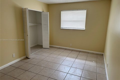 Снять в аренду виллу или дом в Лодерхилл, Флорида 2 спальни, 82.22м2, № 1950284 - фото 11