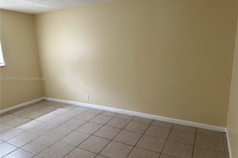 Снять в аренду виллу или дом в Лодерхилл, Флорида 2 спальни, 82.22м2, № 1950284 - фото 10