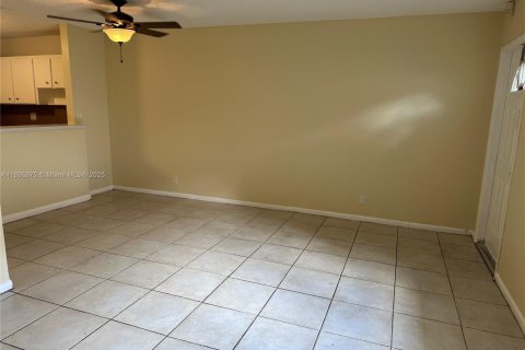 Снять в аренду виллу или дом в Лодерхилл, Флорида 2 спальни, 82.22м2, № 1950284 - фото 4