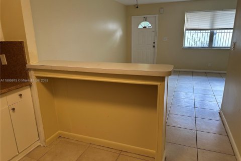 Снять в аренду виллу или дом в Лодерхилл, Флорида 2 спальни, 82.22м2, № 1950284 - фото 7