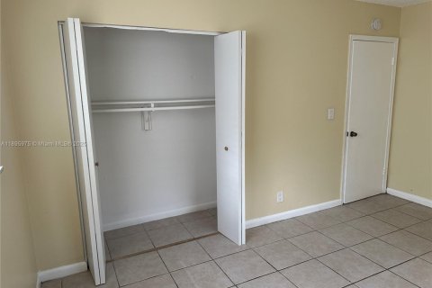 Снять в аренду виллу или дом в Лодерхилл, Флорида 2 спальни, 82.22м2, № 1950284 - фото 16