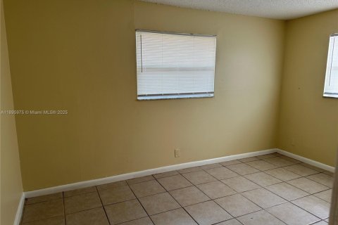 Снять в аренду виллу или дом в Лодерхилл, Флорида 2 спальни, 82.22м2, № 1950284 - фото 14