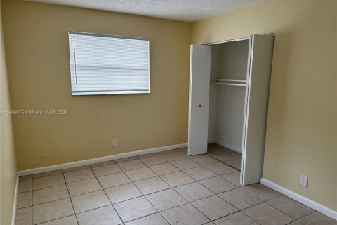 Снять в аренду виллу или дом в Лодерхилл, Флорида 2 спальни, 82.22м2, № 1950284 - фото 15