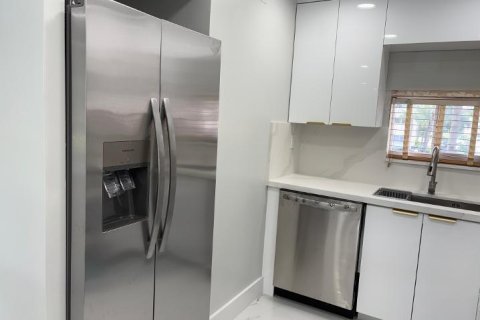 Condo in Pembroke Pines, Florida, 2 bedrooms  № 2372023 - photo 2
