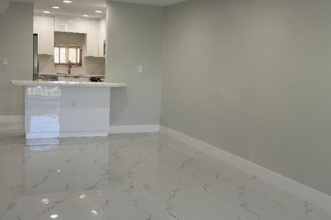 Condo in Pembroke Pines, Florida, 2 bedrooms  № 2372023 - photo 5