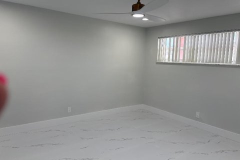 Condo in Pembroke Pines, Florida, 2 bedrooms  № 2372023 - photo 11