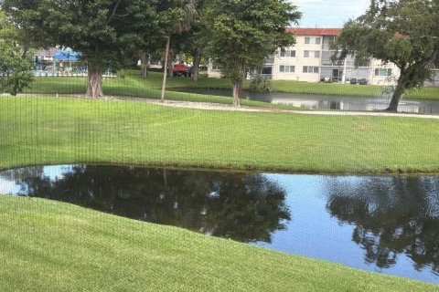 Condo in Pembroke Pines, Florida, 2 bedrooms  № 2372023 - photo 14